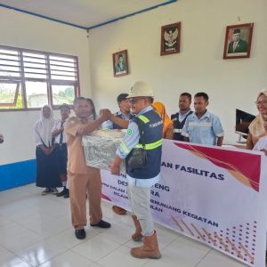 PT Bartra Putra Mulia Serahkan Bantuan Komputer dan Internet ke SMPN 18 Halteng Desa Umera