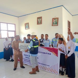 Serahkan Bantuan Komputer dan Internet ke SMPN 18 Halteng Desa Umera, Bentuk Kepedulian PT Bartra Putra Mulia