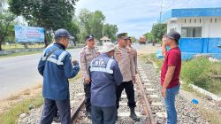Sat Binmas Polres Lhokseumawe Dampingi Petugas KAI, Pastikan Pengecekan Jalur Rel Aman Dan Tertib