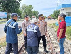 Sat Binmas Polres Lhokseumawe Dampingi Petugas KAI, Pastikan Pengecekan Jalur Rel Aman Dan Tertib