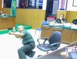 Kopda Basarzah Peragakan Detik Detik Penembakan Tiga Polisi.