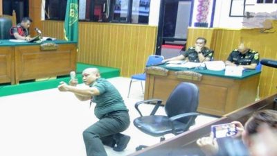 Kopda Basarzah Peragakan Detik Detik Penembakan Tiga Polisi.