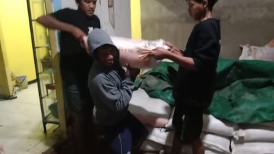 Brekingnews: Tim Krimsus Polda Kalbar Gerebek Gudang Pupuk Diduga Ilegal di Sungai Ambawang