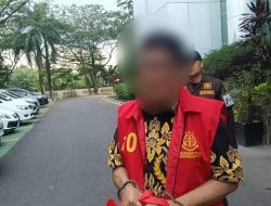 Dua Tersangka Diperiksa 8 Jam, Digiring ke Rutan dengan Borgol dan Rompi Pink